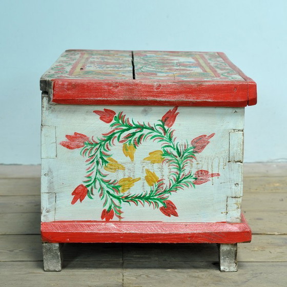 Image 1 of Pequeño cofre de arte popular, circa 1930.