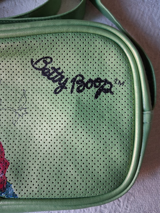 Image 1 of Bolso de hombro Betty Boop de piel sintética en color verde anís.