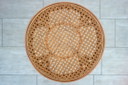 Hoge gebogen houten kruk met vintage rieten zitting