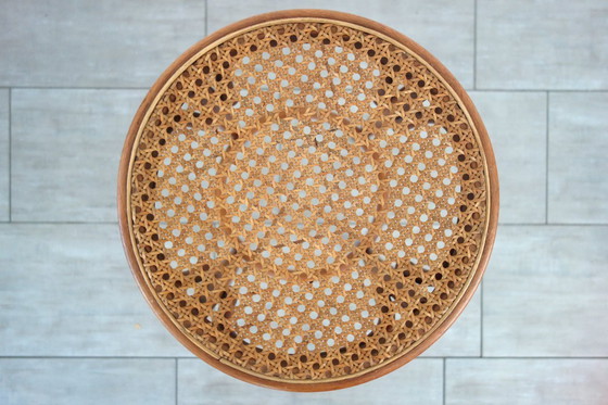 Image 1 of Hoge gebogen houten kruk met vintage rieten zitting