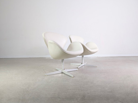 Image 1 of 2x Silla Swan original de Fritz Hansen, cuero blanco de Arne Jacobsen