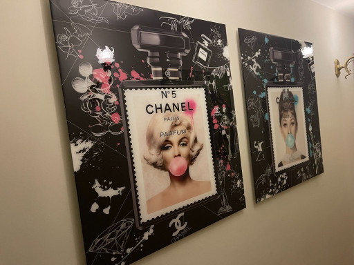 Deux œuvres d'art Pop Art avec Chanel No. 5 et les figures iconiques Monroe, Hepburn
