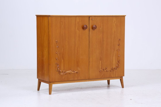 Image 1 of Armoire à linge vintage en bois | Mid Century armoire des années 50 avec sculptures | 60's rétro armoire à casiers #05-60