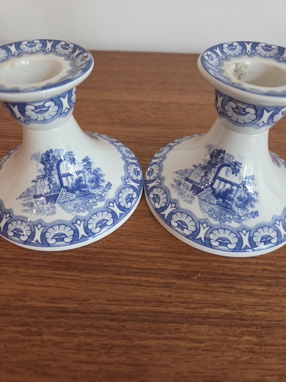 Coppia di candelabri "Ionian" della collezione Spode Blue Room, in ceramica decorata con tecnica transferware (photo 4 of 5)