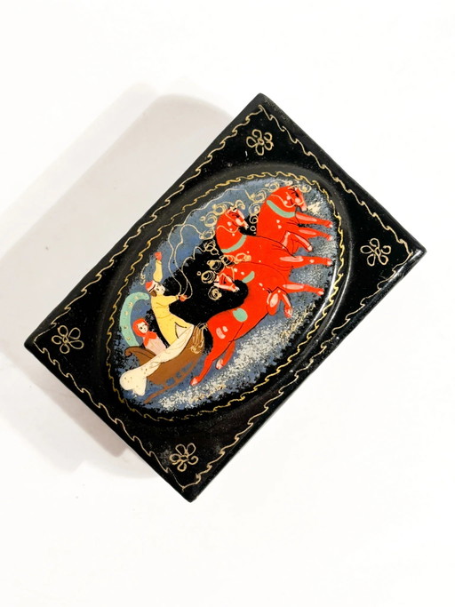 Caja rusa de Palekh de papel maché lacado con Troika, siglo XX