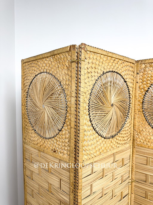 Biombo separador de ambientes vintage de ratán con diseño de rayos de sol.