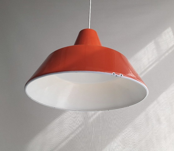 Image 1 of Louis Poulsen oranje emaille hanglamp, minimalistische industriële deense hanglamp, mid century modern eettafel lamp