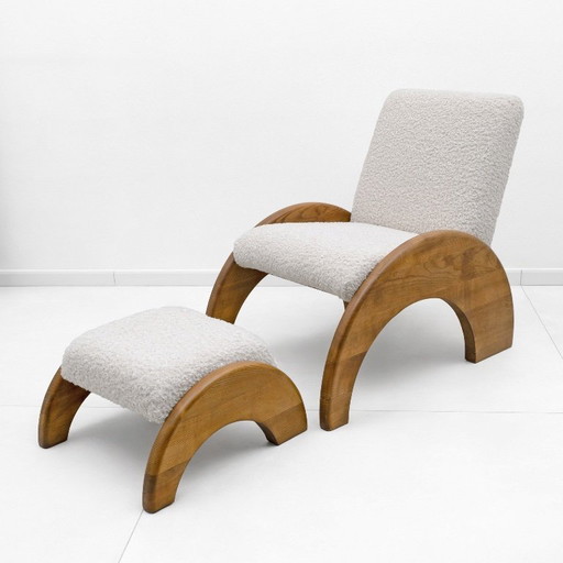 Sillón y otomana en madera curvada y bouclé color marfil.