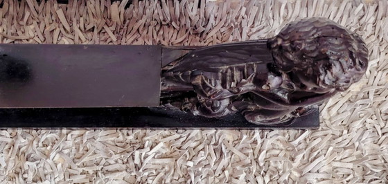 Image 1 of Panneau ancien en bois sculpté représentant un chérubin.