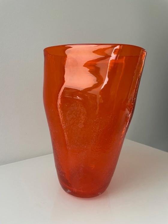 Image 1 of Jarrón soplado a mano en vidrio naranja intenso.