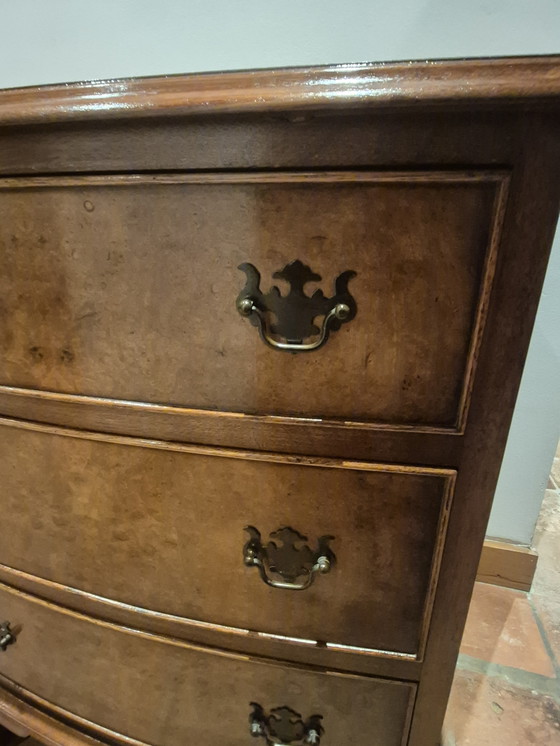 Image 1 of Cómoda pequeña clásica inglesa de nogal. Madera de nogal con vetas preciosas.