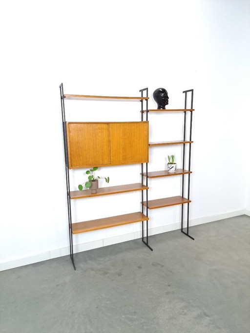 Parete componibile Omnia, Hilker, teak e acciaio nero con ripiani e mobiletto