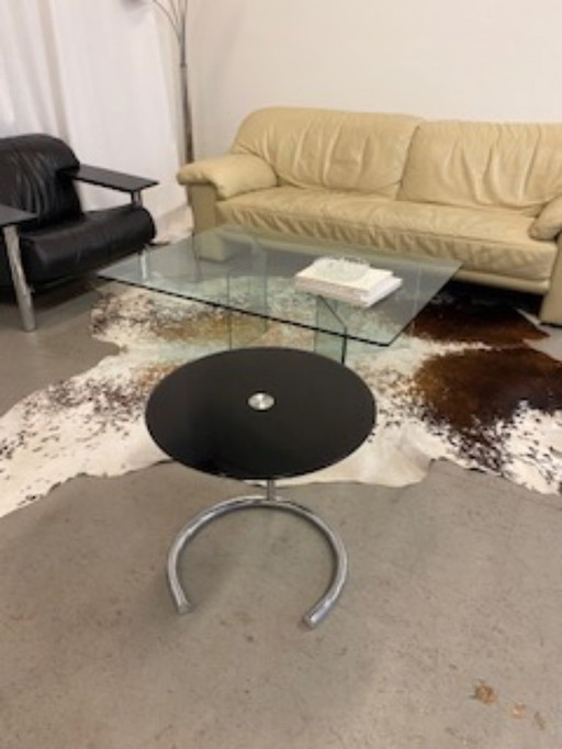 Tavolo in vetro con gamba a C color crisantemo, design ispirato a Eileen Gray