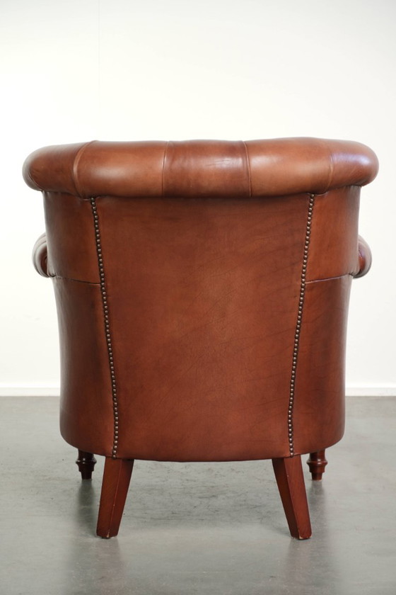 Kwalitatief zeer goede cognac kleurige rundleren chesterfield armchair in Engelse stijl met een tijdloos (photo 4 of 12)
