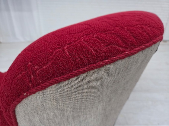 Image 1 of Dänisches 3-Sitzer-Sofa aus den 1950er Jahren, roter und hellgrauer Möbelwollbezug, geschnitztes Eichenholz.