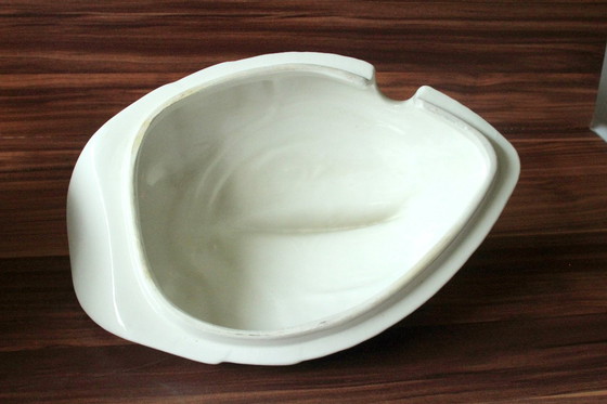Image 1 of Sopera grande de cerámica blanca en forma de pez con tapa