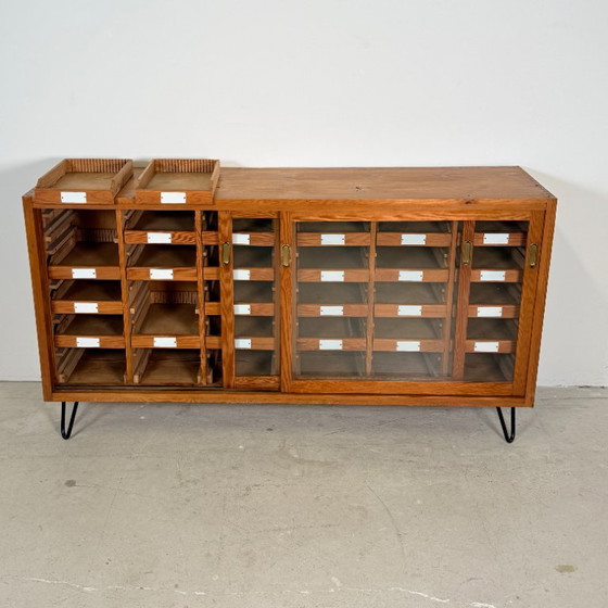 Armadio di Smistamento Tedesco Vintage / Credenza con 24 Cassetti – Pino Massiccio – Credenze, Legno, Ferro (photo 5 of 13)