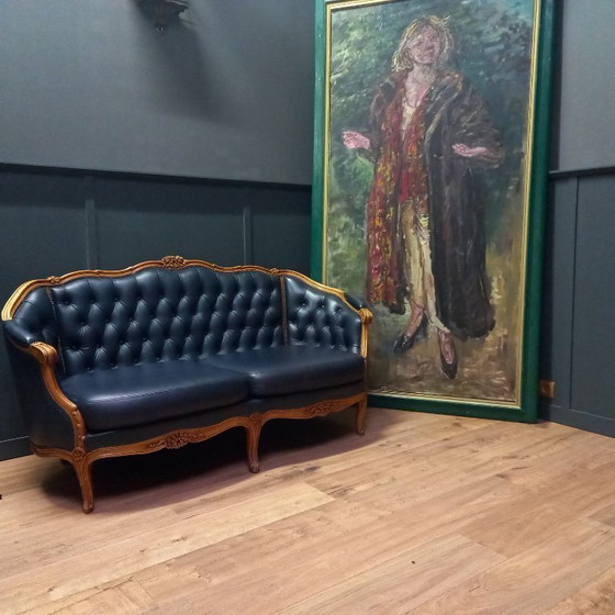 Image 1 of Irresistibile divano Chesterfield vittoriano a due posti in blu navy: un vero colpo d'occhio!