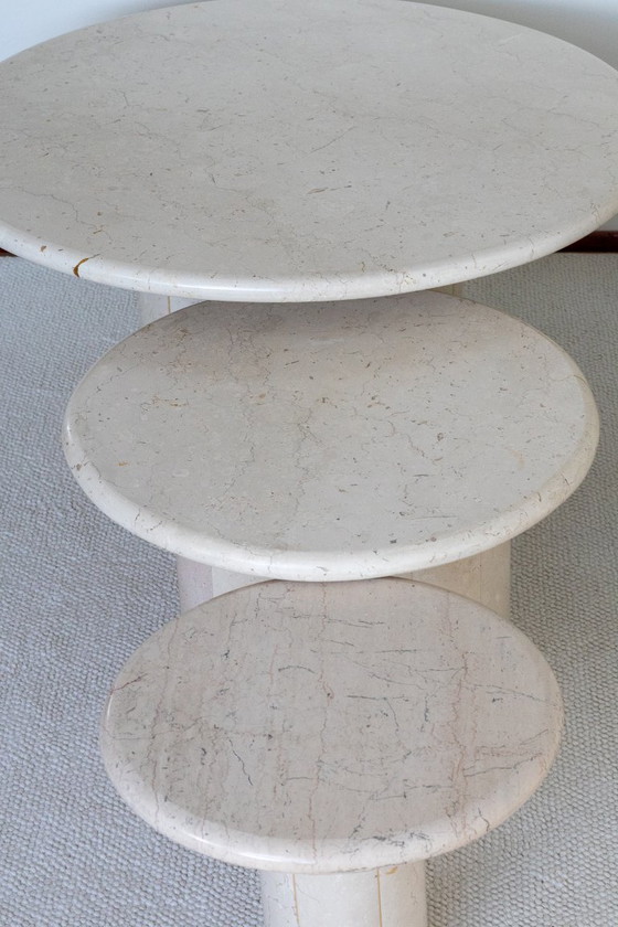 Tres Mesas auxiliares de travertino, Crema, Mid Century Modern (foto 4 de 7)