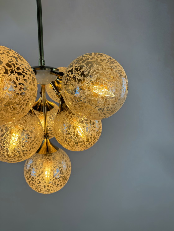 Image 1 of Superbe lustre en laiton et verre ambré des années 1970 - L'élégance de l'ère spatiale