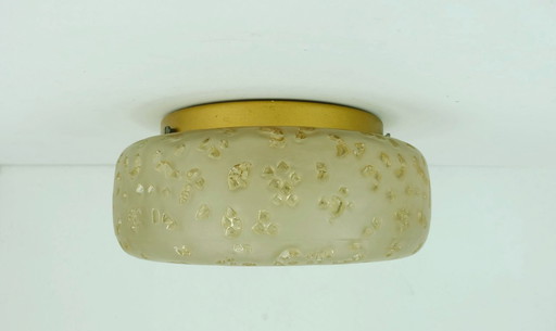 Vintage plafondlamp uit de jaren 70 in mid-century stijl, inbouwmodel of wandlamp, geëtst amberkleurig glas.