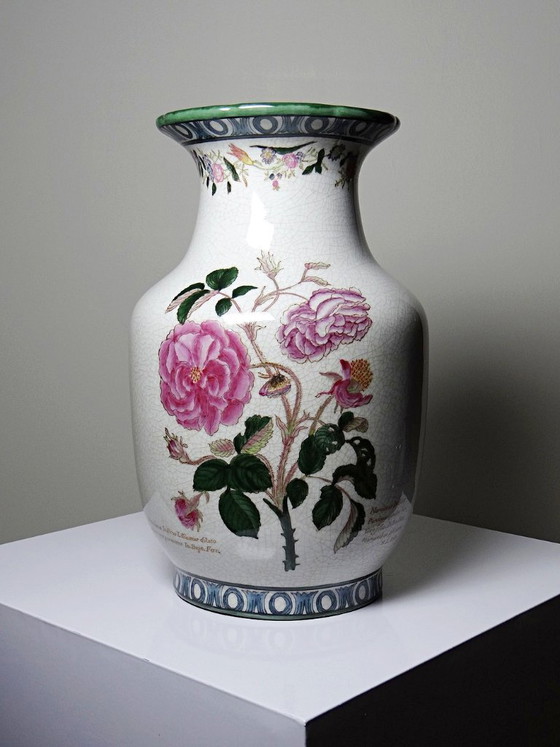 Image 1 of Impresionante jarrón antiguo de Wong Lee con cerámica craquelada y decoración botánica policromada, circa 1895.