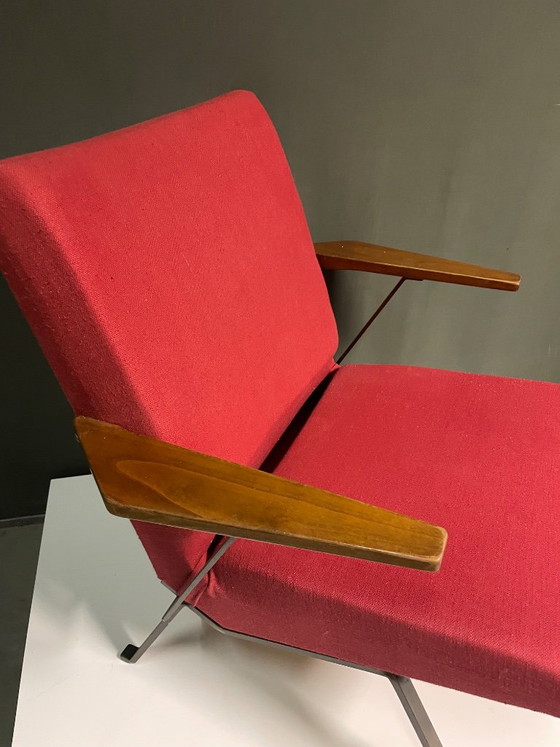 Sillón con tapicería textil roja y reposabrazos de madera, Gelderland, Sillones, Rojo, Mid Century Modern (foto 3 de 6)