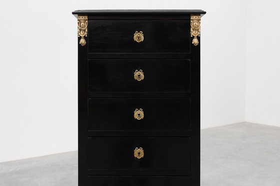 Image 1 of Commode laquée noire de style Louis XV, XXe siècle, avec ferrures en laiton, France