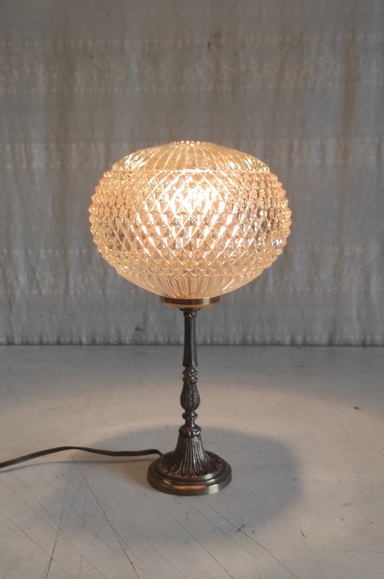 Image 1 of Tafellamp van verguld messing en amberkleurig glas - midden 20e eeuw