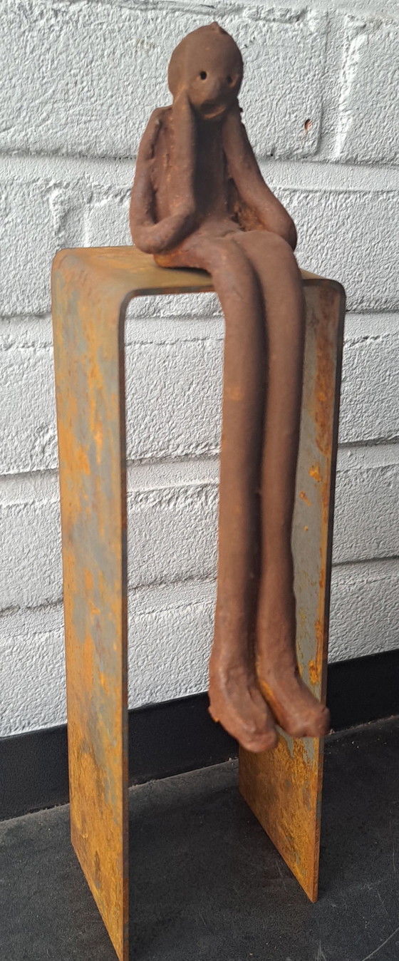 Image 1 of Uomo con gatto su piedistallo , ceramica e acciaio