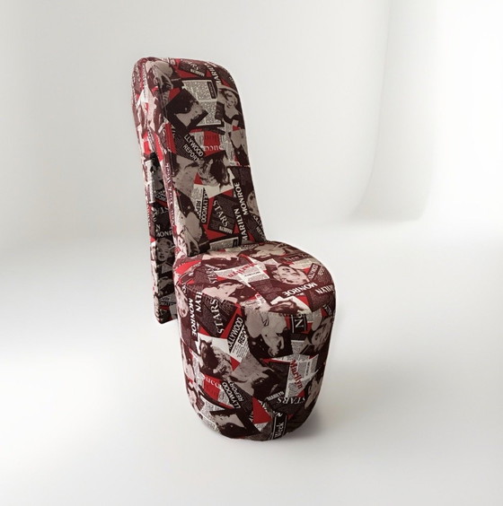 Image 1 of Objeto de arte pop extravagante: sillón de tacón alto en diseño editorial
