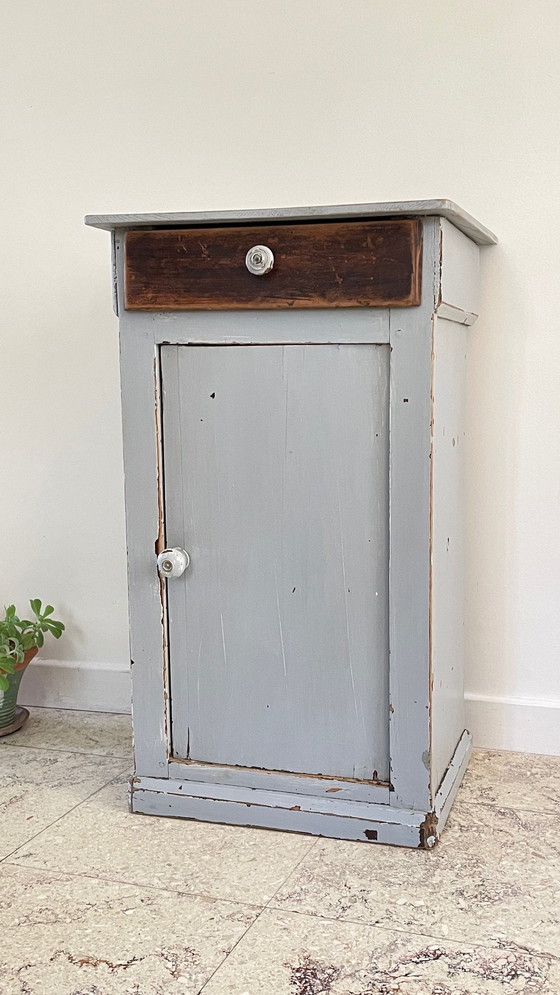 Image 1 of Antiek grijs houten nachtkastje