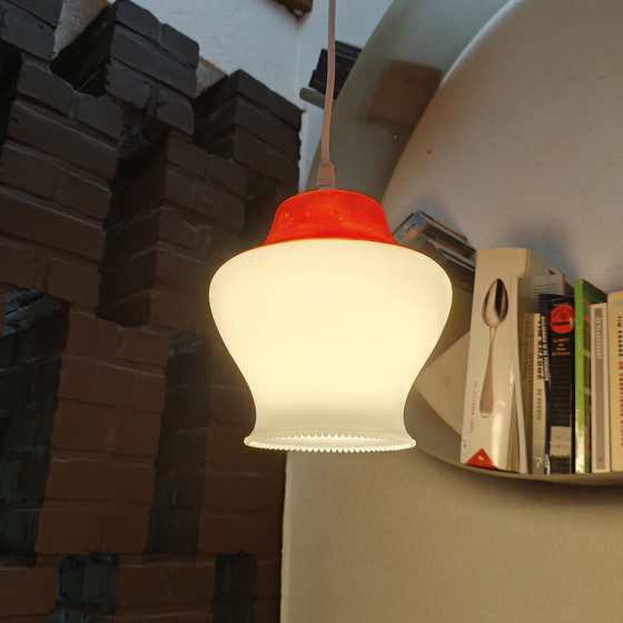 Image 1 of Lampada a sospensione vintage in vetro opalino con paralume rosso – impianto elettrico rinnovato – anni '60/'70