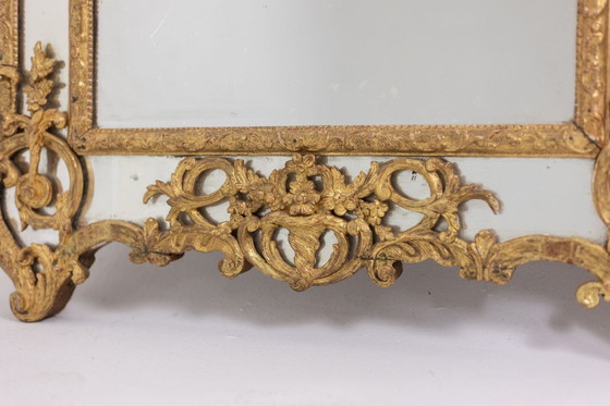 Image 1 of Mayfair. Grand miroir perlé en bois sculpté de style Régence. 20ème siècle.