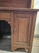 Antiker Schrank mit grünen Glasfenstern