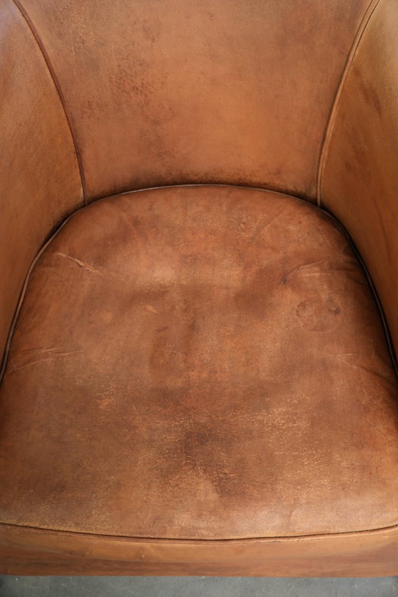 Heerlijke vintage schapenleren clubfauteuil in een mooie lichte cognac kleur met een prachtig patina en een (photo 6 of 14)
