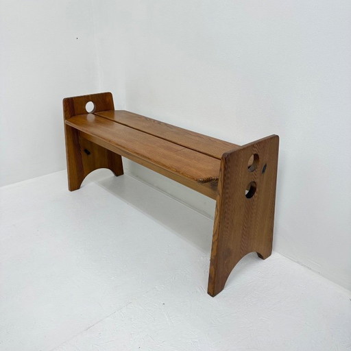 Banco de estilo moderno de mediados de siglo, diseñado por Gilbert Marklund para Furusnickarn AB en la década de 1960.