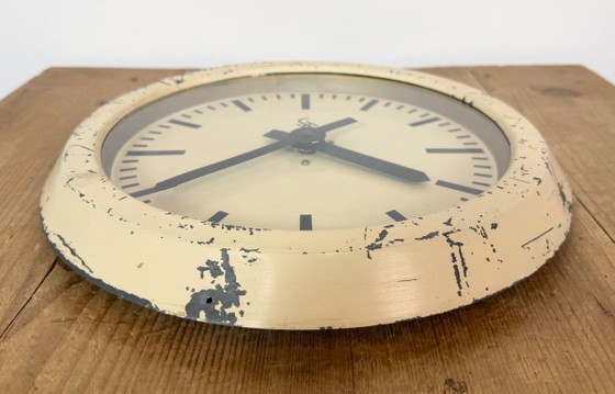 Horloge murale industrielle beige de Siemens, années 1950 – Pendules, Glass, Iron (photo 13 of 16)