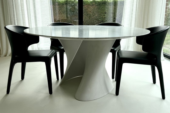 Image 1 of 6 chaises en cuir noir de chez Cassina