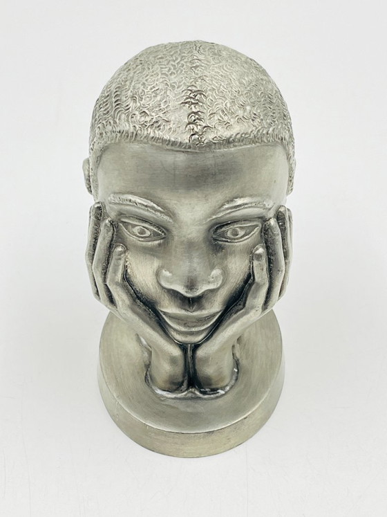 Image 1 of Escultura de peltre de una cabeza de mujer realizada por los trabajadores postales de Huy.