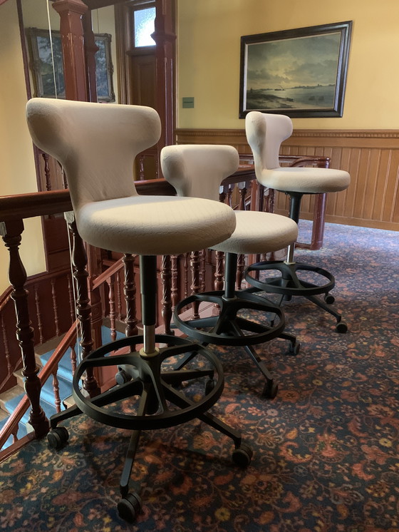 Image 1 of 4x Vitra Pivot Barhocker, hellgrau