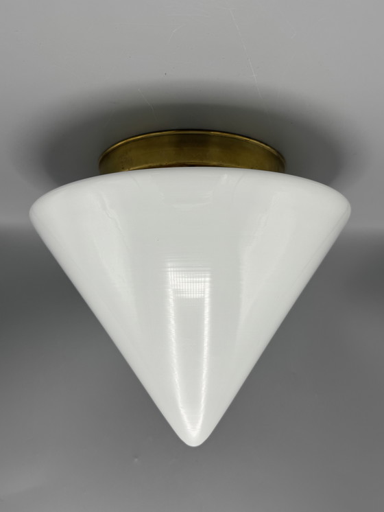 Image 1 of Plafonnier avec abat-jour conique en verre et monture en laiton