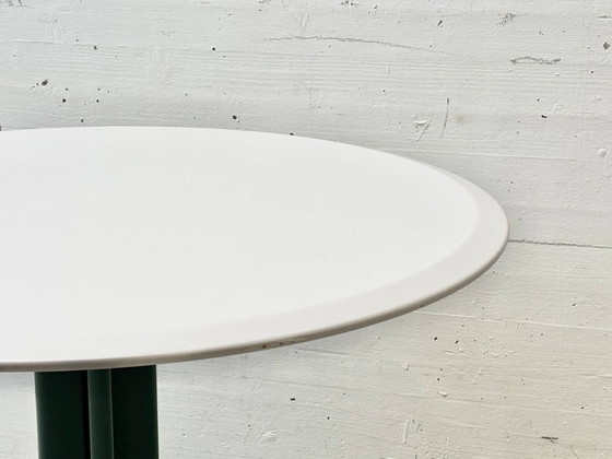 Image 1 of Ronde eettafel met wit blad en centrale voet, jaren 90