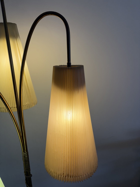 Image 1 of Stehlampe aus den 1950er Jahren, Messing, mit 3 pastellfarbenen Plissee-Schirmen