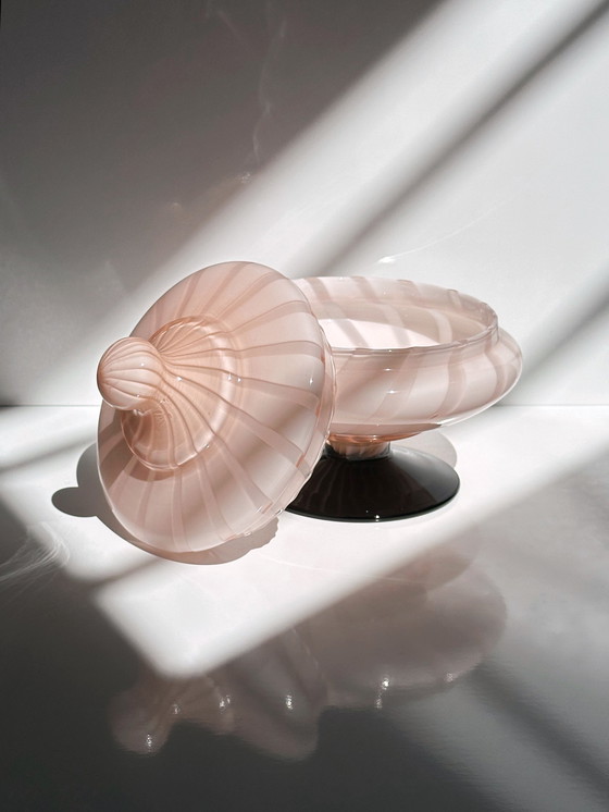 Image 1 of Bomboniera vintage in vetro di Murano rosa con vortice, italiana MCM Empoli, scatola con coperchio in filigrana opalina, anni &#