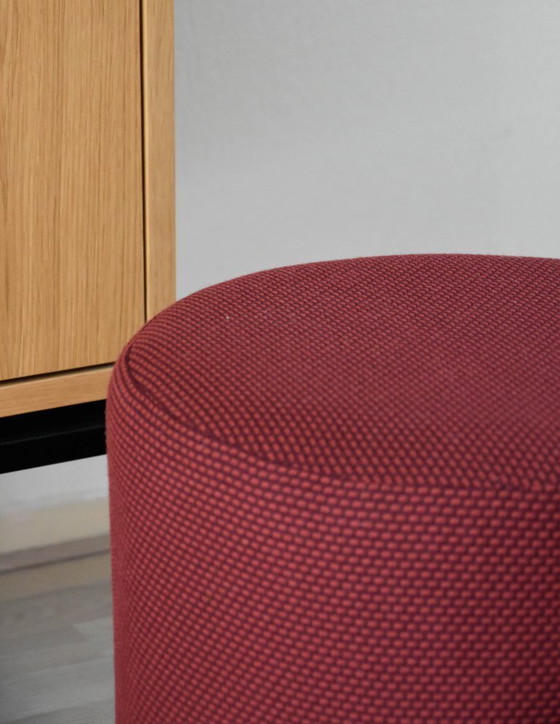 Image 1 of Pouf rotondo rosso in tessuto Kvadrat Drop – Ø37cm x H40 cm