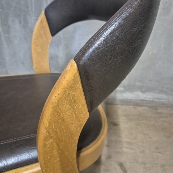 Image 1 of Chaise de salle à manger vintage à dossier incurvé, bois et similicuir, Tchécoslovaquie, années 1970