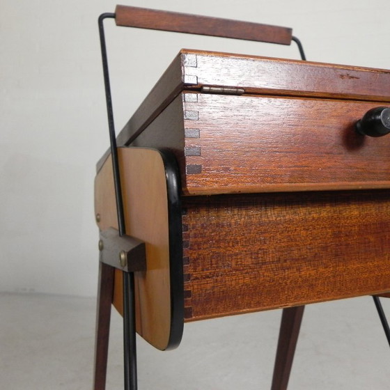 Image 1 of Coffre à couture vintage, coffre de rangement pliable à pieds inclinés, années 1950