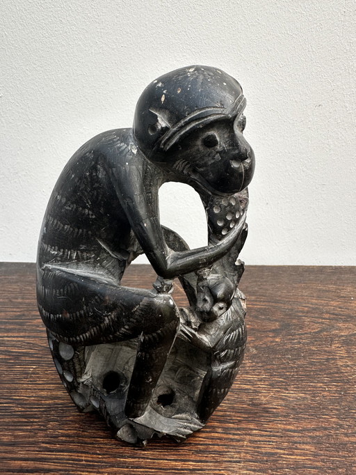 Sculpture de Singe en pierre noire Mère et enfant H 14 cm / L 9 cm