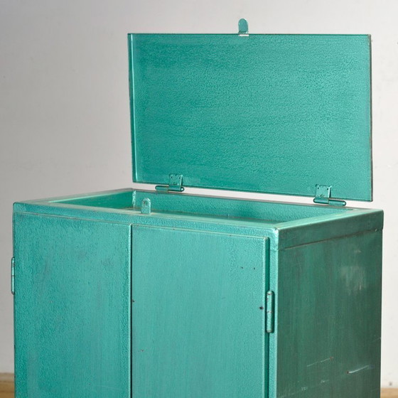 Image 1 of IJzeren industriële kast, jaren 70